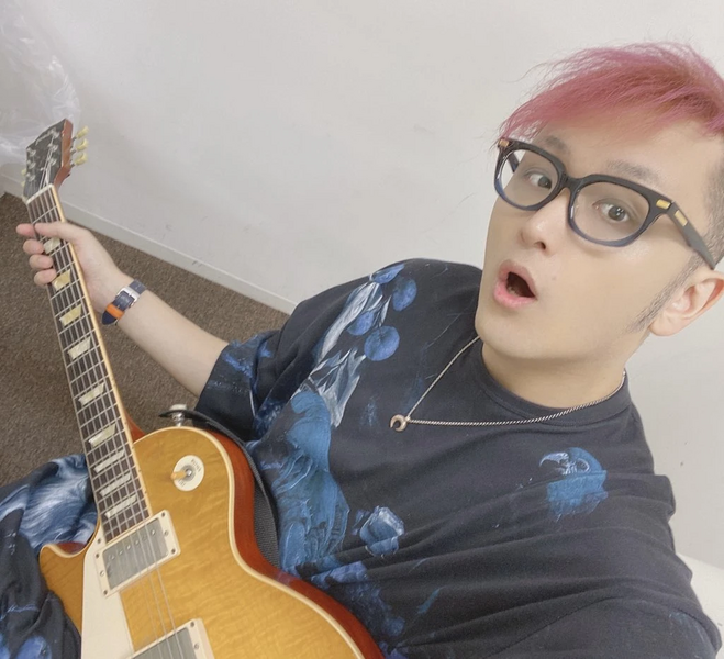 File:BuzzG本人.webp